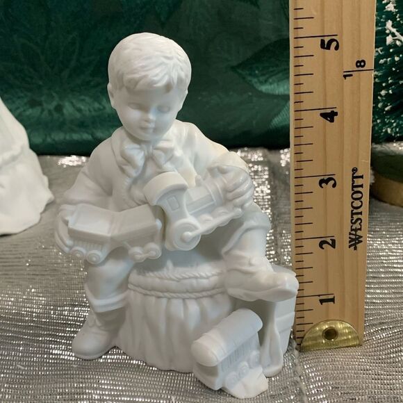 Department 56 Winter Silhouette White
Porcelain Christmas Presents Figure Set - Picture 3 of 17